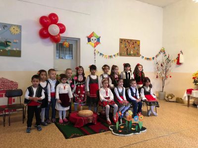 Баба Марта при децата - ДГ Слънце - Паничери, Хисаря